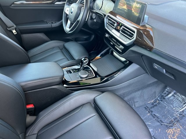 BMW X3 Vehicle Full-screen Gallery Image 16