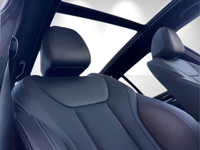 BMW X3 Vehicle Full-screen Gallery Image 17