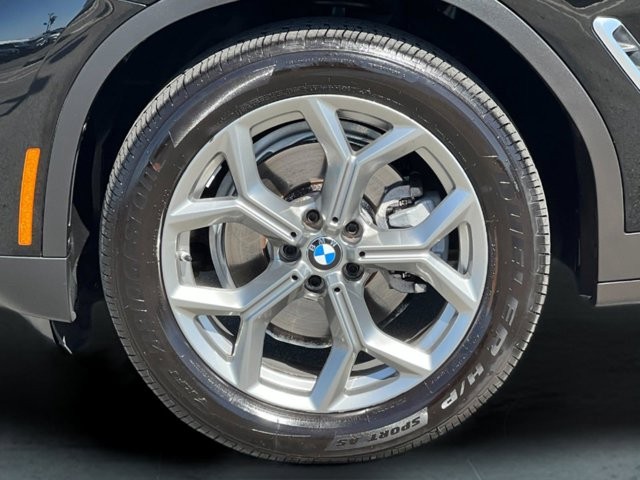 BMW X3 Vehicle Full-screen Gallery Image 26