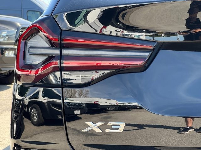 BMW X3 Vehicle Full-screen Gallery Image 27