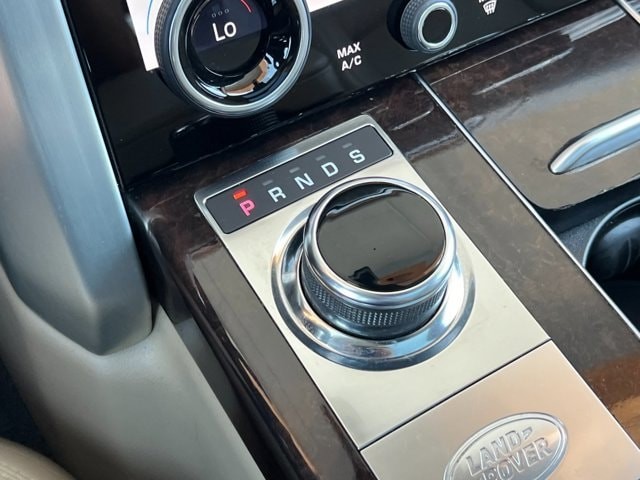 Land Rover Range Rover Vehicle Full-screen Gallery Image 22