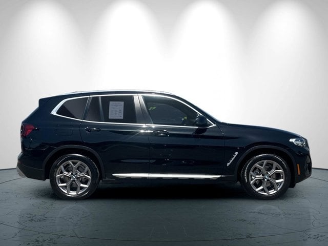 BMW X3 Vehicle Full-screen Gallery Image 03