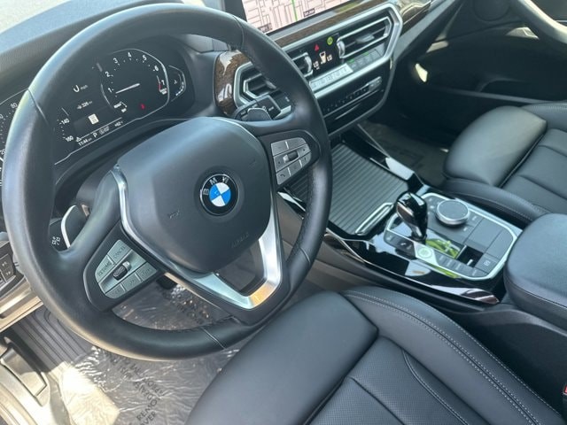 BMW X3 Vehicle Full-screen Gallery Image 10