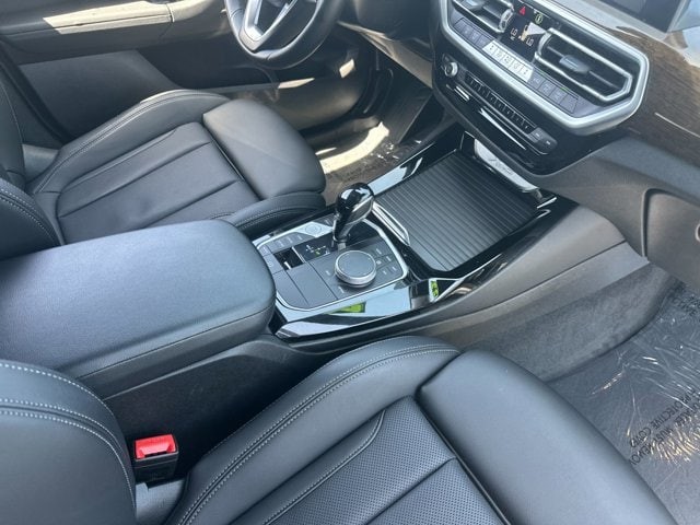 BMW X3 Vehicle Full-screen Gallery Image 16