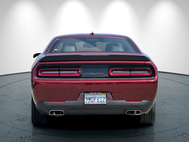 Dodge Challenger Vehicle Full-screen Gallery Image 05