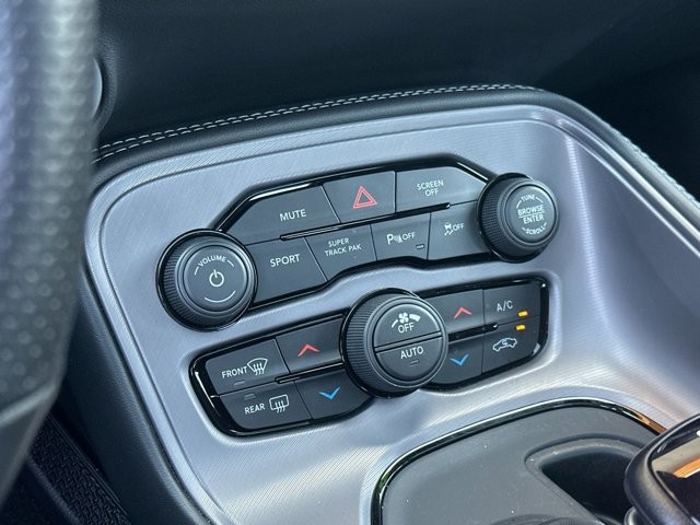 Dodge Challenger Vehicle Full-screen Gallery Image 19