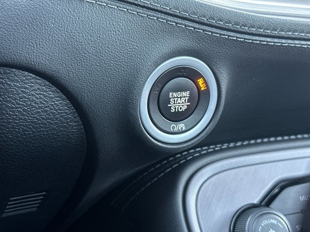 Dodge Challenger Vehicle Full-screen Gallery Image 21