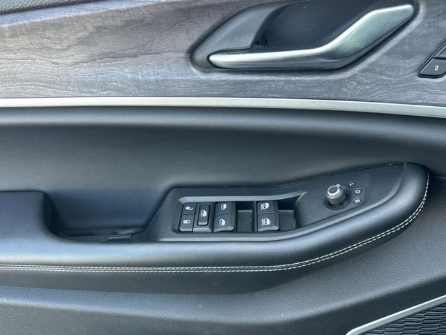 Jeep Grand Cherokee L Vehicle Full-screen Gallery Image 11