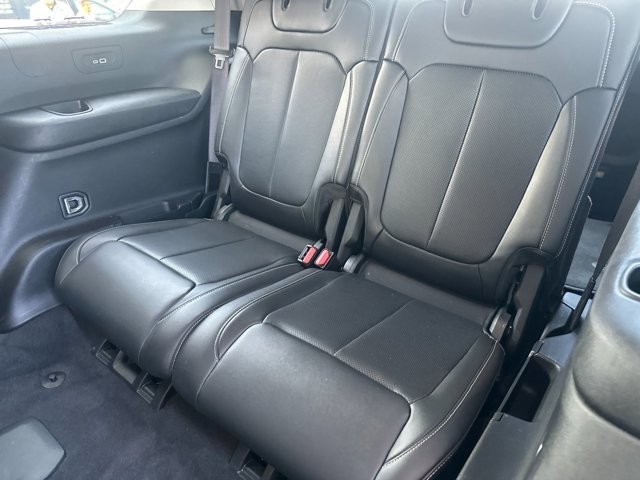 Jeep Grand Cherokee L Vehicle Full-screen Gallery Image 15