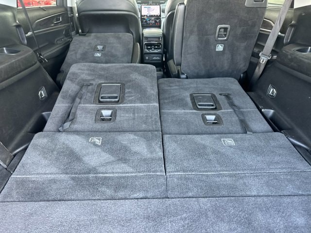 Jeep Grand Cherokee L Vehicle Full-screen Gallery Image 16