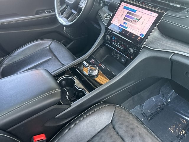 Jeep Grand Cherokee L Vehicle Full-screen Gallery Image 17