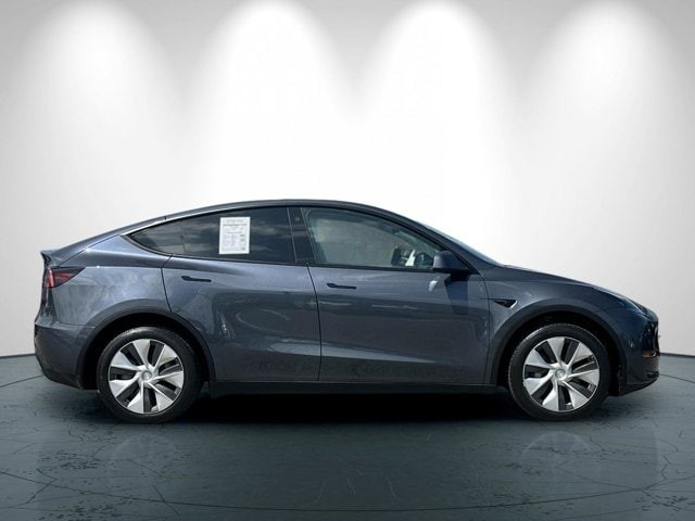 Tesla Model Y Vehicle Full-screen Gallery Image 03
