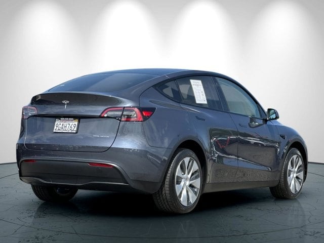 Tesla Model Y Vehicle Full-screen Gallery Image 04