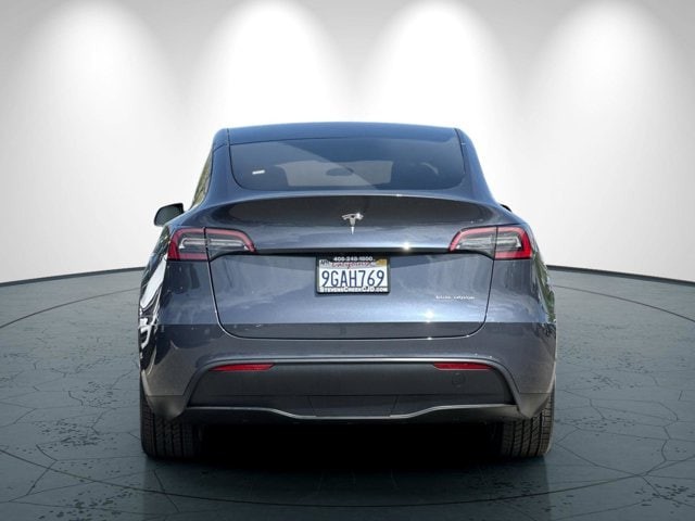 Tesla Model Y Vehicle Full-screen Gallery Image 05