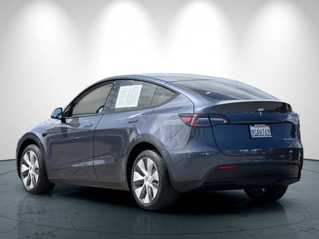 Tesla Model Y Vehicle Full-screen Gallery Image 06