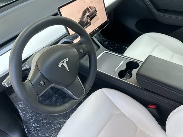 Tesla Model Y Vehicle Full-screen Gallery Image 10
