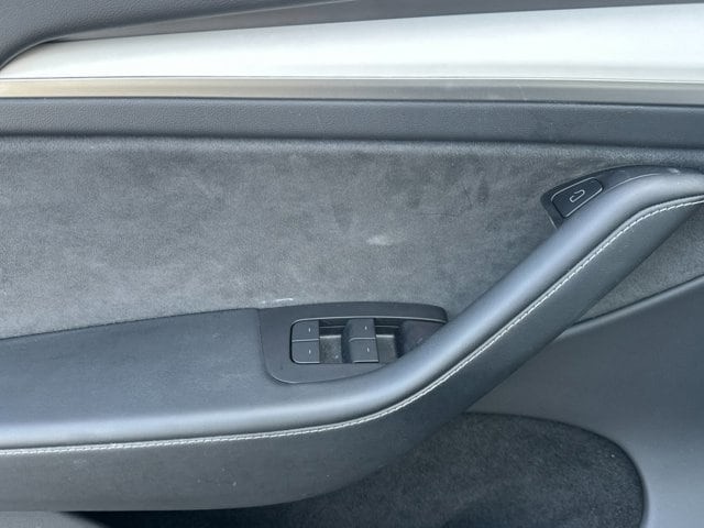 Tesla Model Y Vehicle Full-screen Gallery Image 11