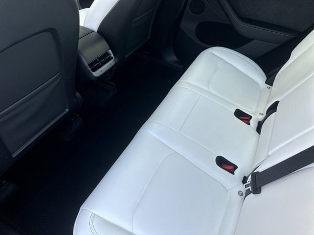 Tesla Model Y Vehicle Full-screen Gallery Image 12