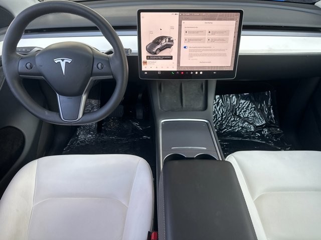 Tesla Model Y Vehicle Full-screen Gallery Image 13