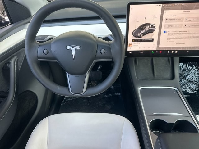 Tesla Model Y Vehicle Full-screen Gallery Image 14