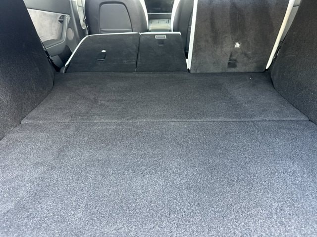 Tesla Model Y Vehicle Full-screen Gallery Image 15