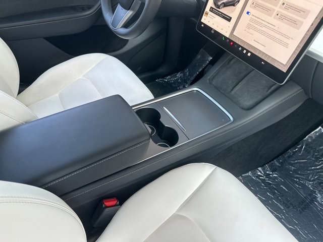 Tesla Model Y Vehicle Full-screen Gallery Image 16