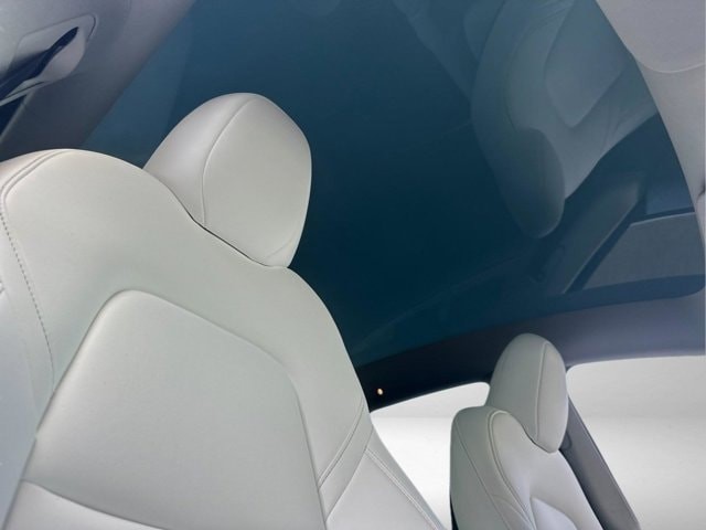 Tesla Model Y Vehicle Full-screen Gallery Image 17