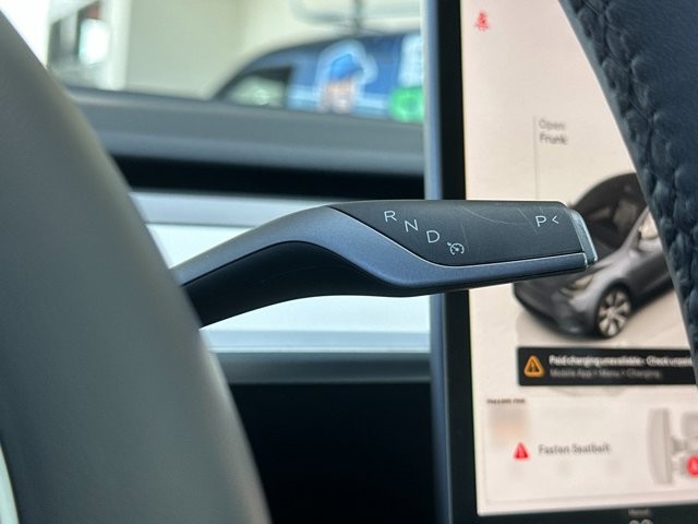Tesla Model Y Vehicle Full-screen Gallery Image 22
