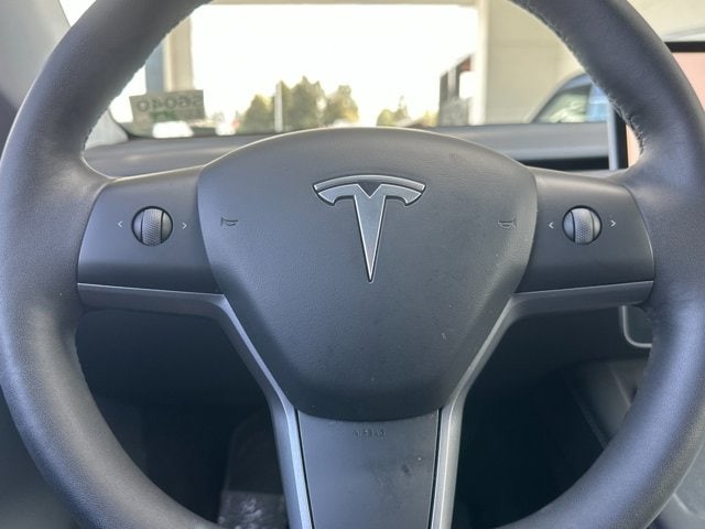 Tesla Model Y Vehicle Full-screen Gallery Image 23