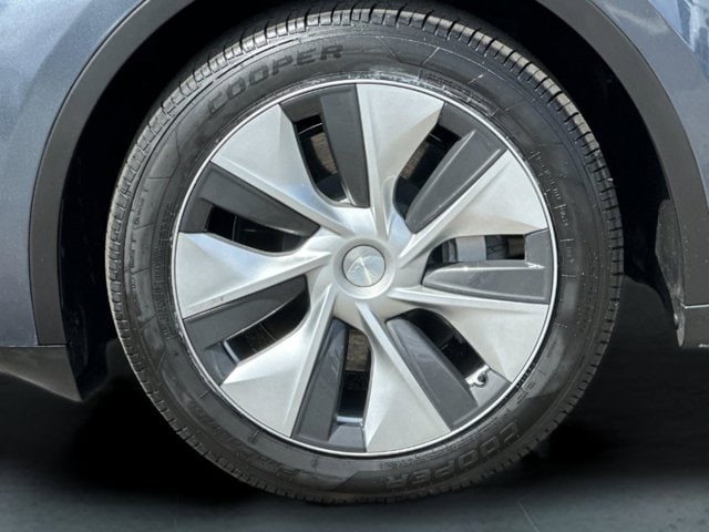 Tesla Model Y Vehicle Full-screen Gallery Image 24