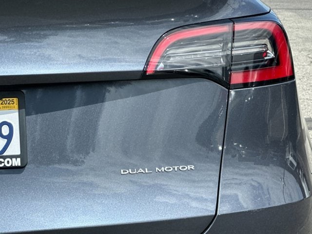 Tesla Model Y Vehicle Full-screen Gallery Image 25