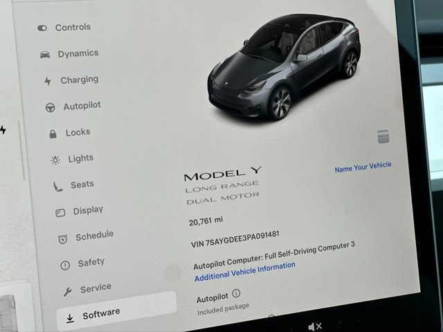 Tesla Model Y Vehicle Full-screen Gallery Image 26