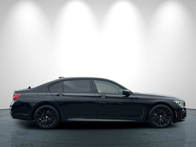 BMW 7 Series Vehicle Full-screen Gallery Image 03
