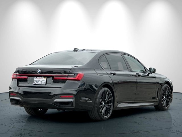 BMW 7 Series Vehicle Full-screen Gallery Image 04