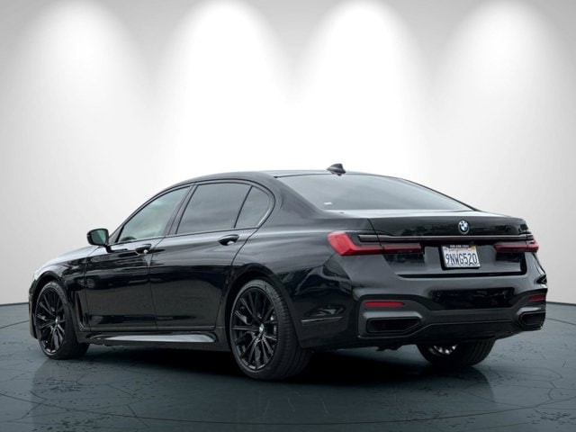 BMW 7 Series Vehicle Full-screen Gallery Image 06
