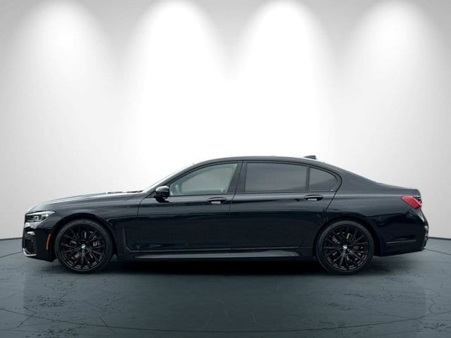 BMW 7 Series Vehicle Full-screen Gallery Image 07