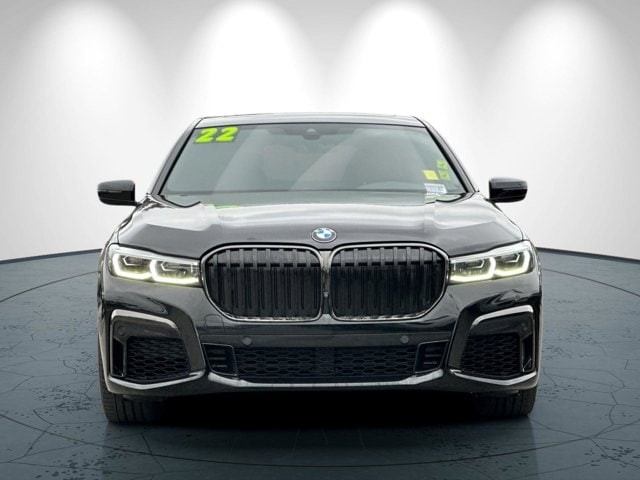 BMW 7 Series Vehicle Full-screen Gallery Image 09