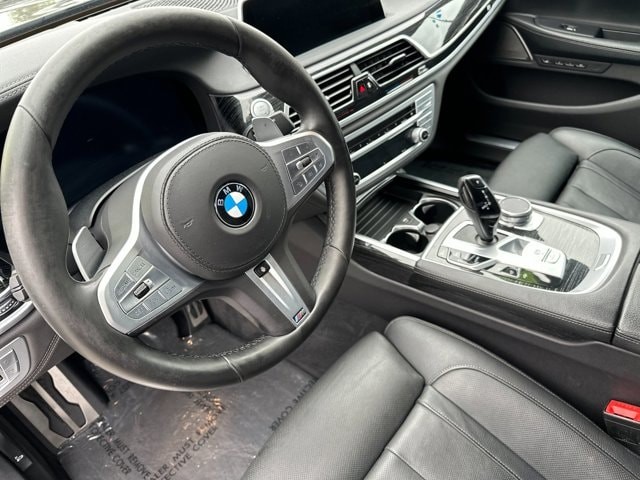 BMW 7 Series Vehicle Full-screen Gallery Image 10