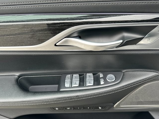 BMW 7 Series Vehicle Full-screen Gallery Image 11