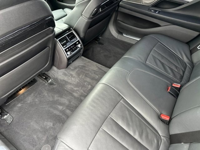 BMW 7 Series Vehicle Full-screen Gallery Image 12