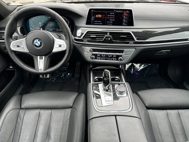 BMW 7 Series Vehicle Full-screen Gallery Image 13