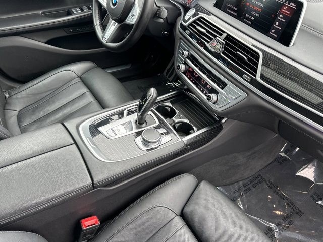 BMW 7 Series Vehicle Full-screen Gallery Image 15