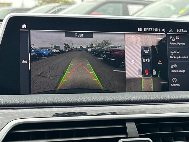 BMW 7 Series Vehicle Full-screen Gallery Image 19