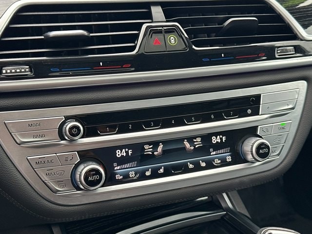 BMW 7 Series Vehicle Full-screen Gallery Image 20