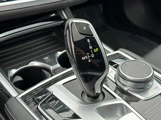 BMW 7 Series Vehicle Full-screen Gallery Image 21