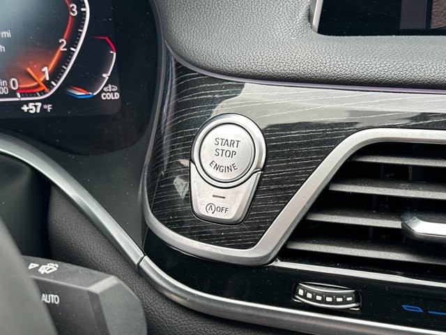 BMW 7 Series Vehicle Full-screen Gallery Image 22