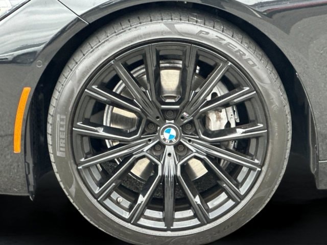 BMW 7 Series Vehicle Full-screen Gallery Image 25