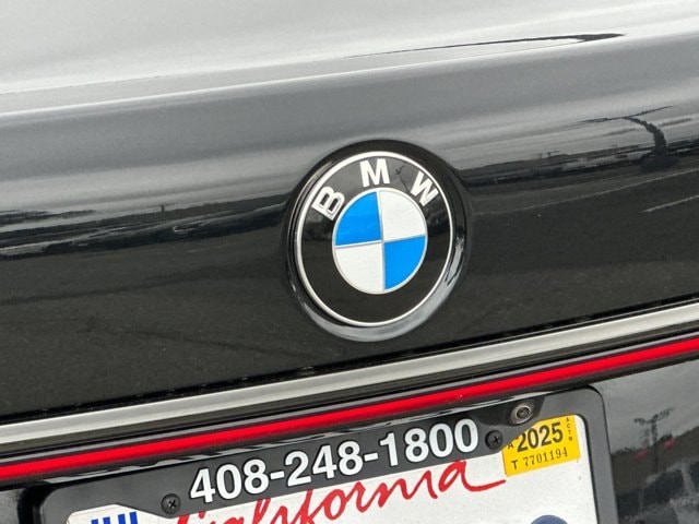 BMW 7 Series Vehicle Full-screen Gallery Image 26