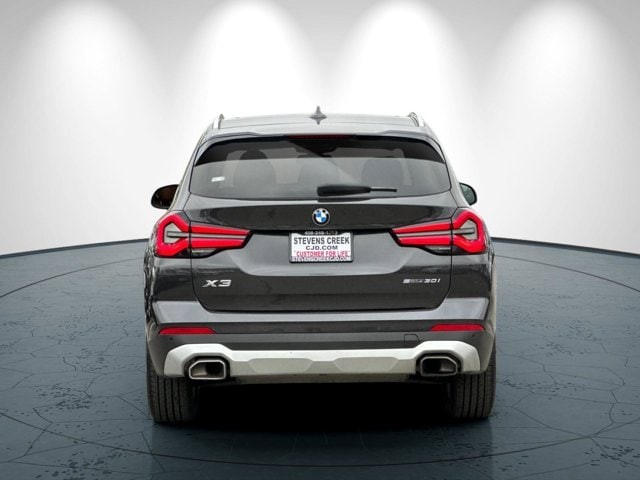 BMW X3 Vehicle Full-screen Gallery Image 05