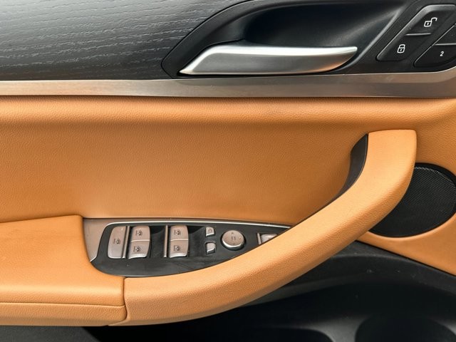BMW X3 Vehicle Full-screen Gallery Image 11